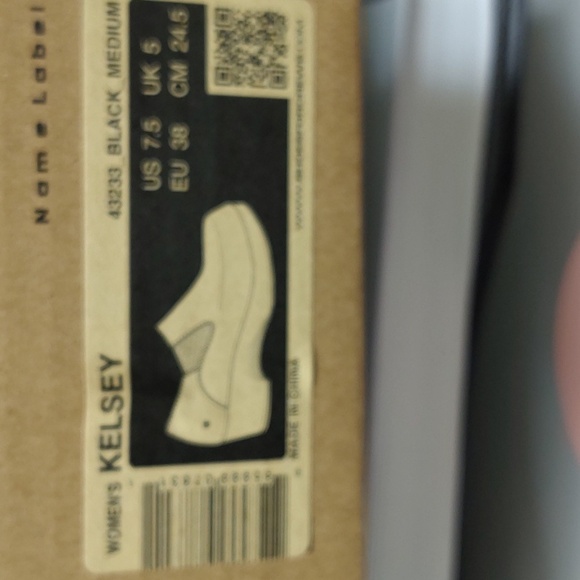 New in box size 7.5 non slip clog - Picture 6 of 6
